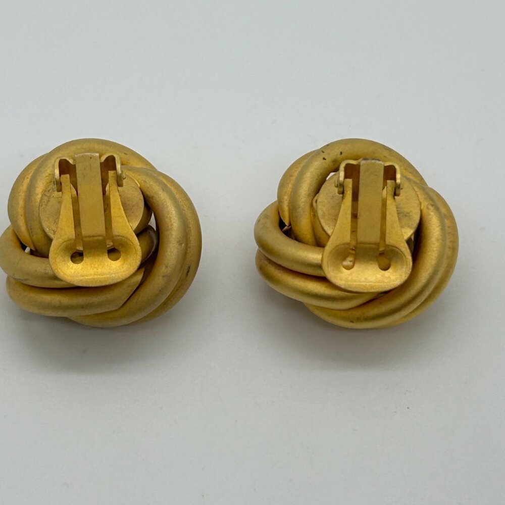 Vintage Matte Gold Knot Earrings Clip-On Brushed Gold-Tone Love Knot Statement - Picture 11 of 16